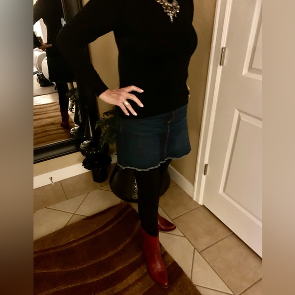 LN SHORT JEAN SKIRT, 5 POCKET DESIGN BELT LOOPS, FRAYED HEM, ZIP & BUTTON FLY. - Picture 1 of 8